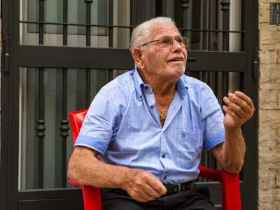 Gennaro, l'87enne che aggiusta le reti a Bari Vecchia